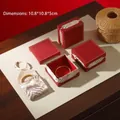 Boîte à bijoux rouge rétro avec motifs traditionnels pour bracelets en or, 10,8x10,8x5cm - Boîte à Bracelet Rouge Ancien + Sac en Soie / 10.8x10.8x5cm