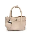 Sac à main seau en cuir beige à texture litchi avec charm en forme de cœur. - Style de base / Blanc