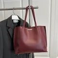 Grand sac cabas bordeaux élégant en cuir souple pour le trajet quotidien des femmes - Bordeaux