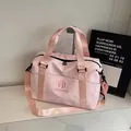 Elegante borsa sportiva rosa leggera con grande capacità per viaggi e sport acquatici. - Rosa