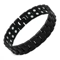 Nahaufnahme eines schwarzen Magnettherapie-Armbands mit geometrischen Gliedern - Gitterform / Schwarz