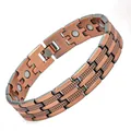 Nahaufnahme eines antiken Magnetarmbands aus Kupfer mit graviertem Muster und Magneten - Doppellinie Gebürstet / Antikes Rotkupfer