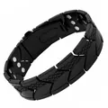 Makroansicht eines schwarzen Magnetarmbands mit Fischschuppen-Textur und Magneten - Fischschuppe Dreireihige Kette / 23cm x 2.1cm / Schwarz