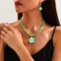 Elegantes Blumen-Halsketten- und Ohrringe-Schmuckset mit grün-weißen Ton-Plumeria-Blüten - 3578 Blumen-Set / Grün