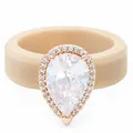 Nahaufnahme eines eleganten birnenförmigen Zirkoniasteins auf Silikonringband - Größe 6 / Wassertropfen-Stil / Beigegrau