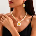 Elegantes Set aus Halskette und Ohrringen mit weißen und gelben Plumeria-Blüten - 3579 Blumen-Set / Weiß