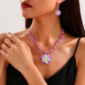 Handgefertigtes Set mit bunter Plumeria-Blumen-Halskette und Ohrringen im frischen Stil - Fuchsie