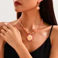 Buntes Set aus Plumeria-Blütenkette und Ohrringen mit Perlenschnüren für Damen - Rotrosa