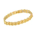 Vista dettagliata delle maglie a farfalla dorate su un bracciale magnetico da donna elegante - Design a Farfalla / Oro