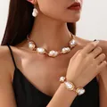 Elegante set di gioielli con perle barocche dorate indossato da una modella - Set di Gioielli da 3 Pezzi in Perle Barocche (YXZZ-TZ)