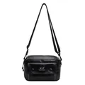 Primo piano di mini borsa a tracolla nera vintage con tasca frontale e tracolla regolabile - Nero