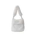 Primo piano di una borsa tote in peluche bianca a forma di cuore con tracolla morbida. - Bianco