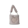 Vista dettagliata di una borsa tote in morbido peluche con un cuore centrale. - Kaki
