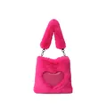 Vista dettagliata della borsa tote in ecopelliccia fucsia con toppa a cuore rosa - Rosso rosa