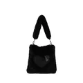 Primo piano di una borsa tote in peluche nera con una toppa a cuore liscia. - Nero