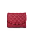 Vista detallada de una pequeña cartera roja acolchada con un patrón de rombos - Cartera Corta Acolchada (2187) / Rojo