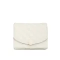 Detalle frontal de una elegante cartera acolchada blanca para mujer. - Cartera Corta Acolchada (2187) / Blanco