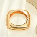 Dettaglio ravvicinato di un bracciale quadrato minimalista con finitura in oro lucido. - Stile a Motivo a Onde Irregolari Minimalista (款式三) / Oro