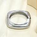 Vista dettagliata di un bracciale rigido quadrato minimalista in metallo finitura argento - Stile a onde irregolari (3) / Argento