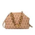Nahaufnahme einer beigen gesteppten Handtasche mit goldener Kette und Lederstruktur. - Khaki