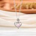Primer plano detallado del colgante corazón de plata con cristal rosa y diseño de rosa - Estilo Corazón / Rosa