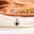 Detalle de primer plano del collar con colgante de corazón, cristal morado y rosa - Estilo Corazón / Negro