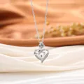 Elegante collar de corazón de plata con cristal central y detalle de rosa - Estilo Corazón / Blanco