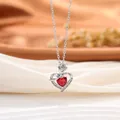 Vue détaillée du pendentif en forme de cœur argenté avec cristal rouge et rose. - Style Coeur / Rouge