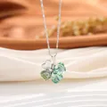 Détail du collier trèfle à quatre feuilles avec cristaux de cœur verts et chaîne argentée - Style Trèfle à Quatre Feuilles / Vert