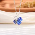 Gros plan détaillé d'un pendentif trèfle à quatre feuilles avec cristaux de cœur bleus - Style Trèfle à Quatre Feuilles / Bleu