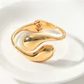 Bracciale rigido dorato minimalista con design a goccia irregolare e finitura lucida - Stile Ondulato Minimalista (SDDXQ) / Oro