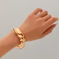Bracciale geometrico massiccio placcato oro con un design a torsione irregolare lucido - Stile a Onda Intrecciata (Stile 13) / Oro