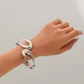 Bracciale rigido geometrico irregolare in metallo con finitura argento lucido. - Stile 4 / Argento