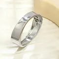 Dettaglio ravvicinato di un bracciale rigido in metallo argento lucido a specchio - Stile 7 / Argento