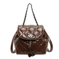 Sac à dos seau matelassé marron brillant avec détail de bandoulière chaîne argentée - Marron