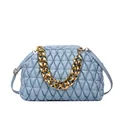 Detailansicht einer hellblauen gesteppten Handtasche mit einer dicken goldenen Kette. - Blau