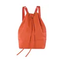 Nahaufnahme eines leuchtend orangefarbenen Sportrucksacks mit Kordelzug für Fitness - Orange