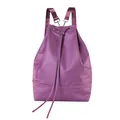 Detailansicht eines lila Sportrucksacks mit Kordelzug aus strapazierfähigem Nylon. - Lila
