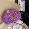 Elegante violett gesteppte Umhängetasche mit goldener Kette und modischem Clipverschluss - Lila