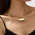 Vista dettagliata di un girocollo dorato a forma di goccia indossato da una modella - Choker in metallo a goccia / Oro