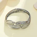 Vista dettagliata di un bracciale rigido minimalista in metallo argento con petali ovali. - Stile Modulo a Onde Irregolari Minimalista (款式三) / Argento