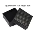 Detailansicht einer schwarzen Schmuckschatulle mit Rautenmuster, Größe 7x7x3cm - Quadratische Geschenkbox / 7X7X3cm / Schwarz