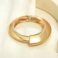 Bracciale rigido largo in metallo dorato lucido geometrico con design a cerniera minimalista - Stile a Onde Irregolari (4) / Oro