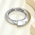 Bracciale rigido geometrico in metallo argentato lucido con chiusura a cerniera da donna - Stile Largo Asimmetrico (银色4) / Argento