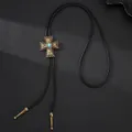 Vintage Western-Bolo-Tie mit Türkis-Kreuzanhänger und schwarzer geflochtener Kordel. - Antik Bronze Anhänger Schwarze Schnur