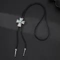 Detailansicht der Western Cowboy Bolo Krawatte mit Silberkreuz und Türkisstein. - Silberner Anhänger Schwarze Kordel