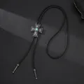 Nahaufnahme einer Vintage-Western-Bolo-Krawatte mit Silberkreuz und blauem Stein. - Antik Silber Anhänger Schwarze Schnur