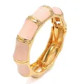 Elegante brazalete de esmalte rosa y chapado en oro con segmentos de bambú para mujer - Estilo Bambú / Rosa