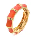 Elegante brazalete bohemio de bambú en esmalte rojo coral con acabado dorado - Estilo Bambú / Naranja