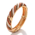 Elegante brazalete de esmalte chapado en oro con vibrantes rayas naranjas y marrones - Estilo de Rayas (FLDY-TWSZ Marrón Oscuro/Claro) / Café Profundo y Claro